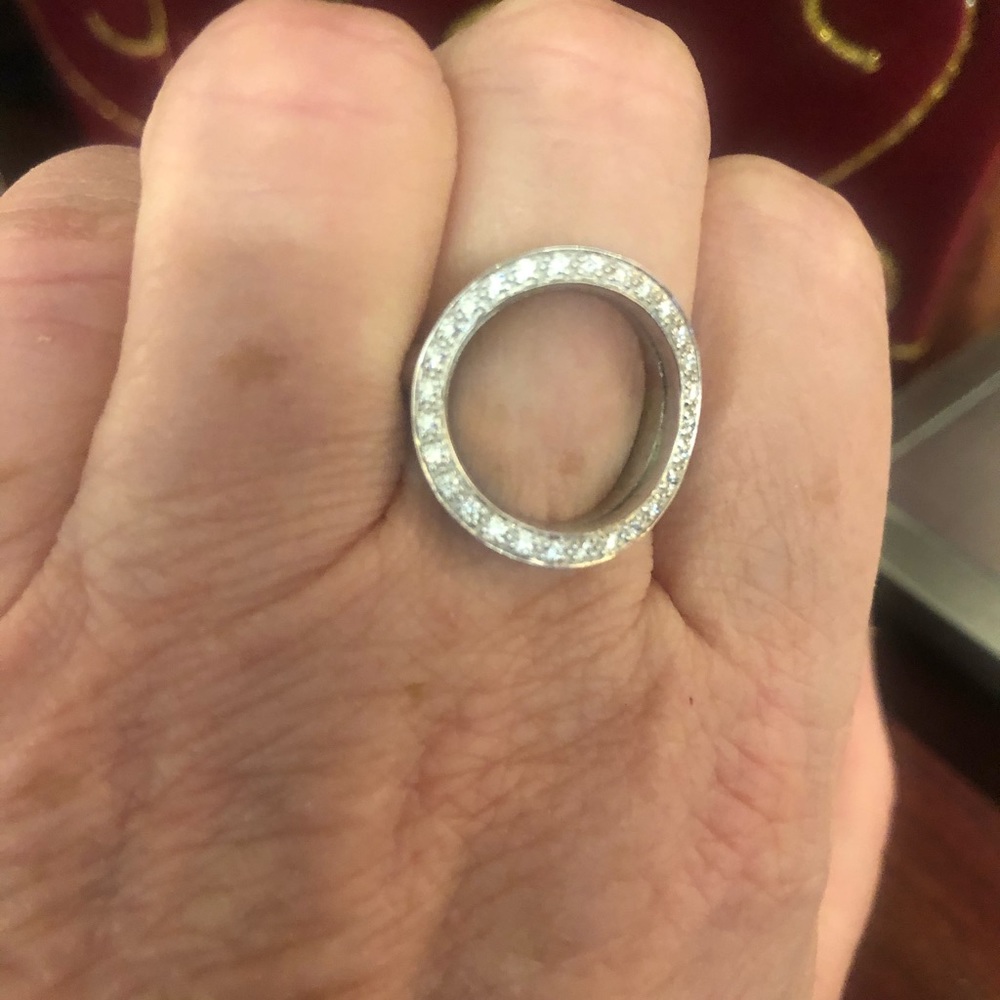 Beautiful Alor ring with diamonds